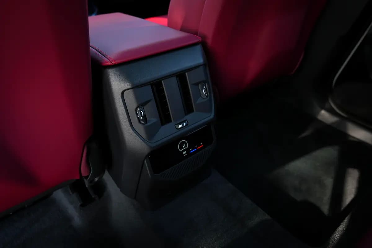 خرید بی‌ام‌و ایکس۳ xDrive25L مدل ۲۰۲۶ از دبی — واردات به منطقه آزاد کیش و قشم — خودرو بی‌ام‌و — تصویر 12