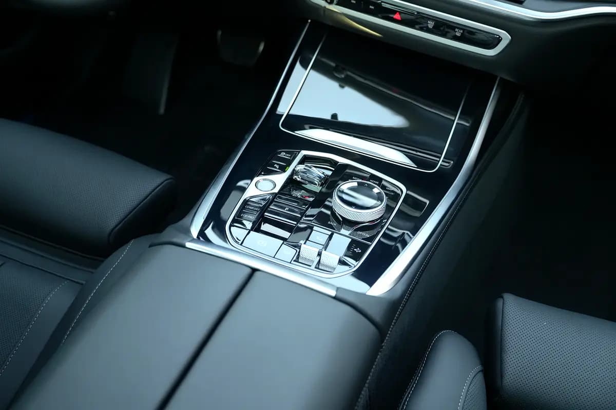 خرید بی‌ام‌و ایکس۷ xDrive40i M Sport مدل ۲۰۲۶ از دبی — واردات به منطقه آزاد کیش و قشم — خودرو بی‌ام‌و — تصویر 11