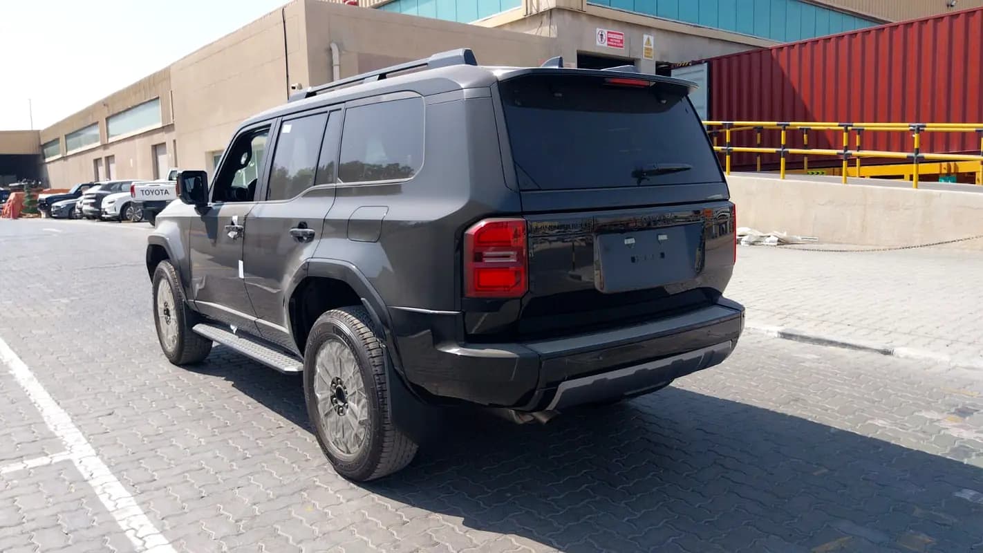 خرید تویوتا پرادو Luxury مدل ۲۰۲۵ از دبی — واردات به منطقه آزاد کیش و قشم — خودرو تویوتا — تصویر 4