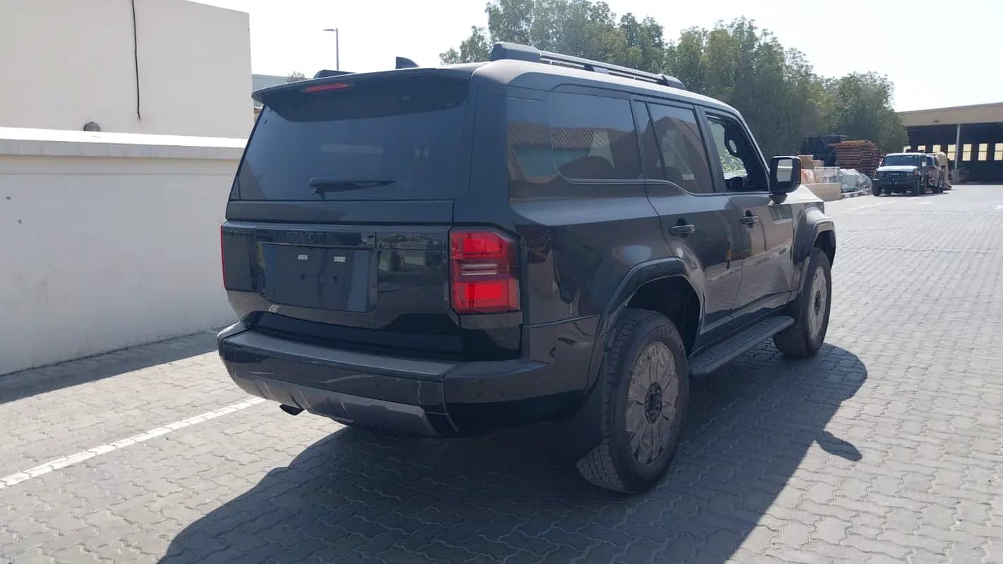 خرید تویوتا پرادو Luxury مدل ۲۰۲۵ از دبی — واردات به منطقه آزاد کیش و قشم — خودرو تویوتا — تصویر 3
