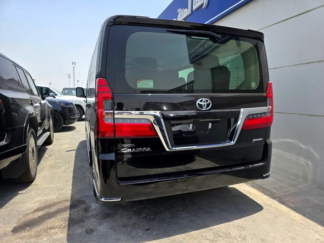 خرید تویوتا گرانویا Premium مدل ۲۰۲۵ از دبی — واردات به منطقه آزاد کیش و قشم — خودرو تویوتا — تصویر 20