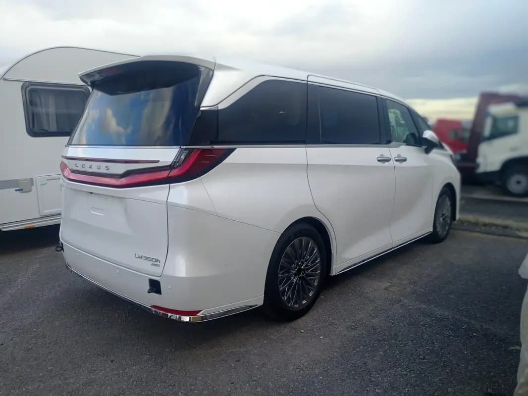 خرید لکسوس سری LM Premium مدل ۲۰۲۶ از دبی — واردات به منطقه آزاد کیش و قشم — خودرو لکسوس — تصویر 3