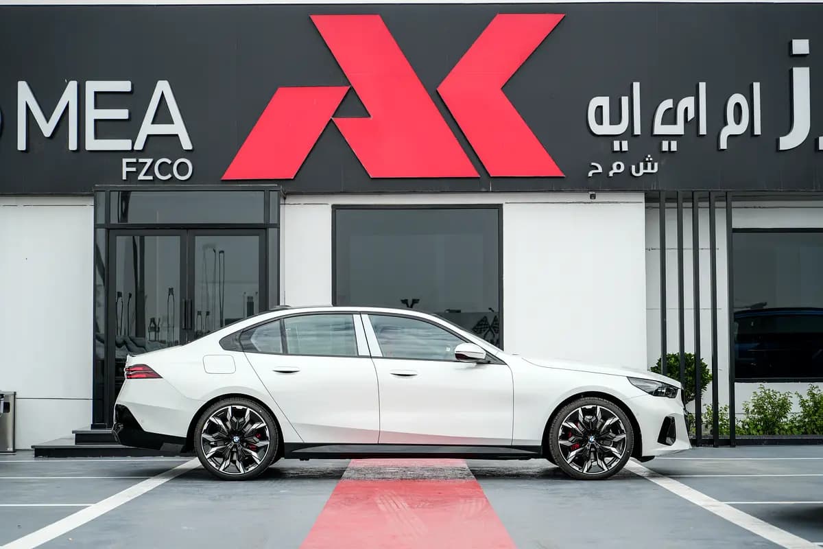 خرید بی‌ام‌و 5 Series 530i مدل ۲۰۲۷ از دبی — واردات به منطقه آزاد کیش و قشم — خودرو بی‌ام‌و — تصویر 7