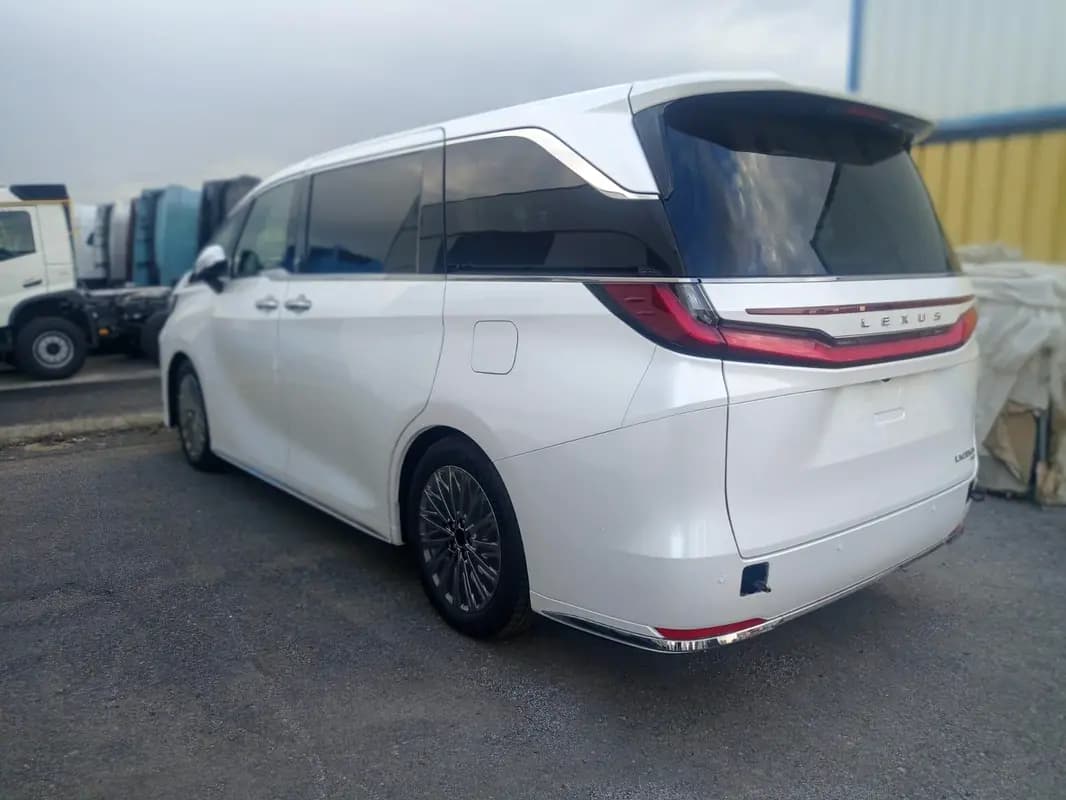 خرید لکسوس سری LM Premium مدل ۲۰۲۶ از دبی — واردات به منطقه آزاد کیش و قشم — خودرو لکسوس