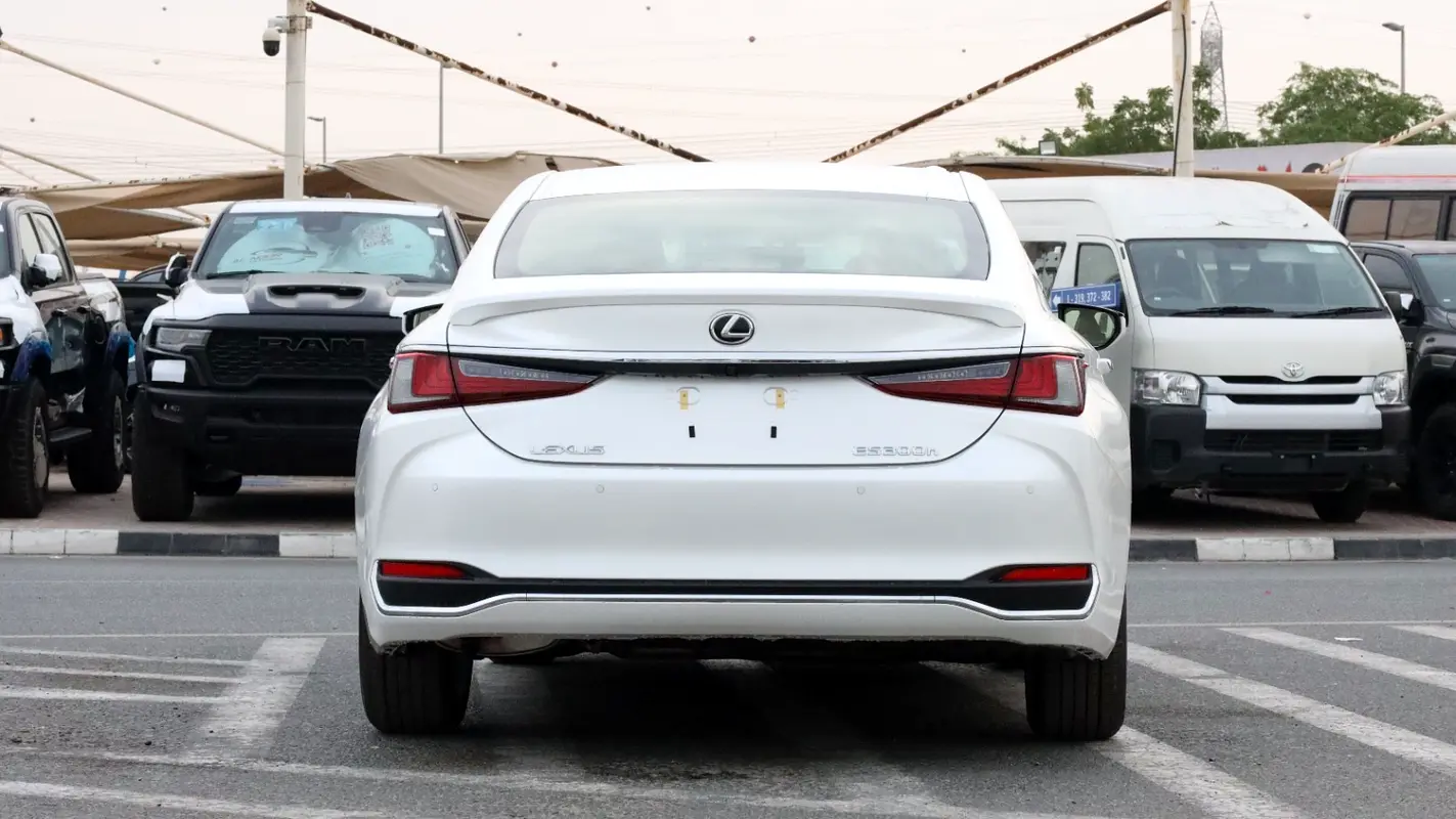 واردات Lexus ES Series 2025 از دبی — منطقه آزاد کیش و قشم — خودرو Lexus — تصویر 6