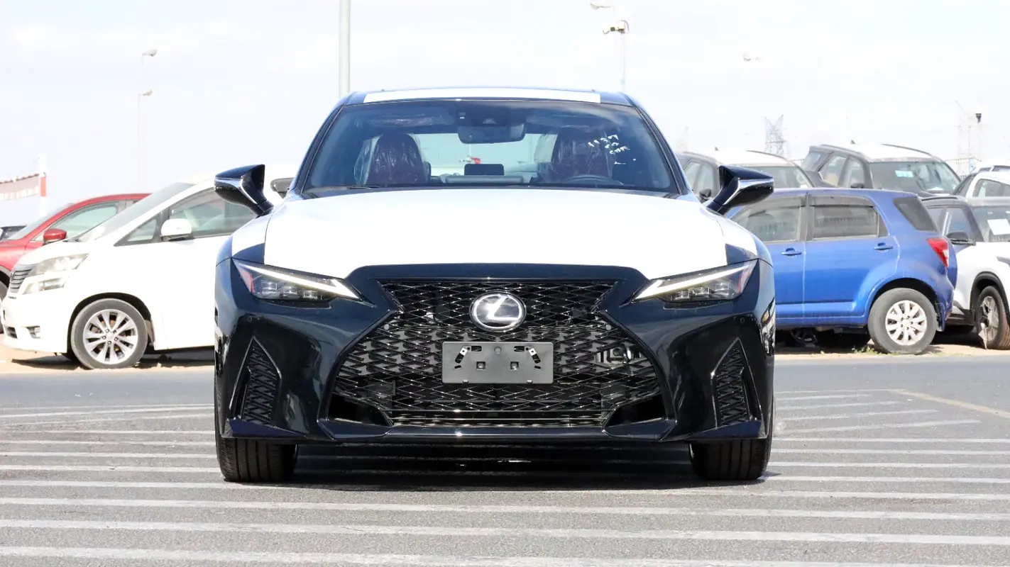 واردات Lexus IS Series 2025 از دبی — منطقه آزاد کیش و قشم — خودرو Lexus — تصویر 2