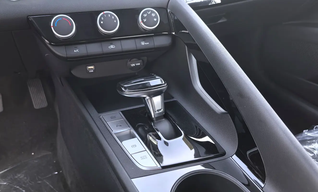 واردات Hyundai Elantra 2025 از دبی — منطقه آزاد کیش و قشم — خودرو Hyundai — تصویر 9