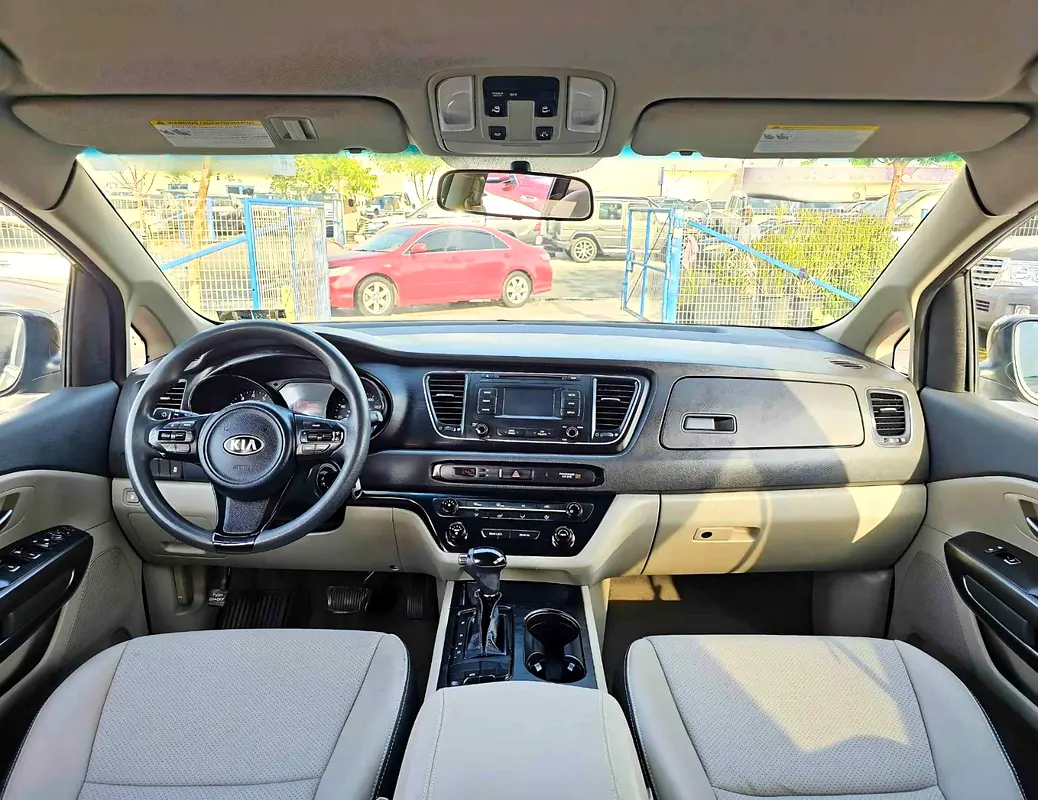 واردات Kia Sedona 2017 از دبی — منطقه آزاد کیش و قشم — خودرو Kia — تصویر 2