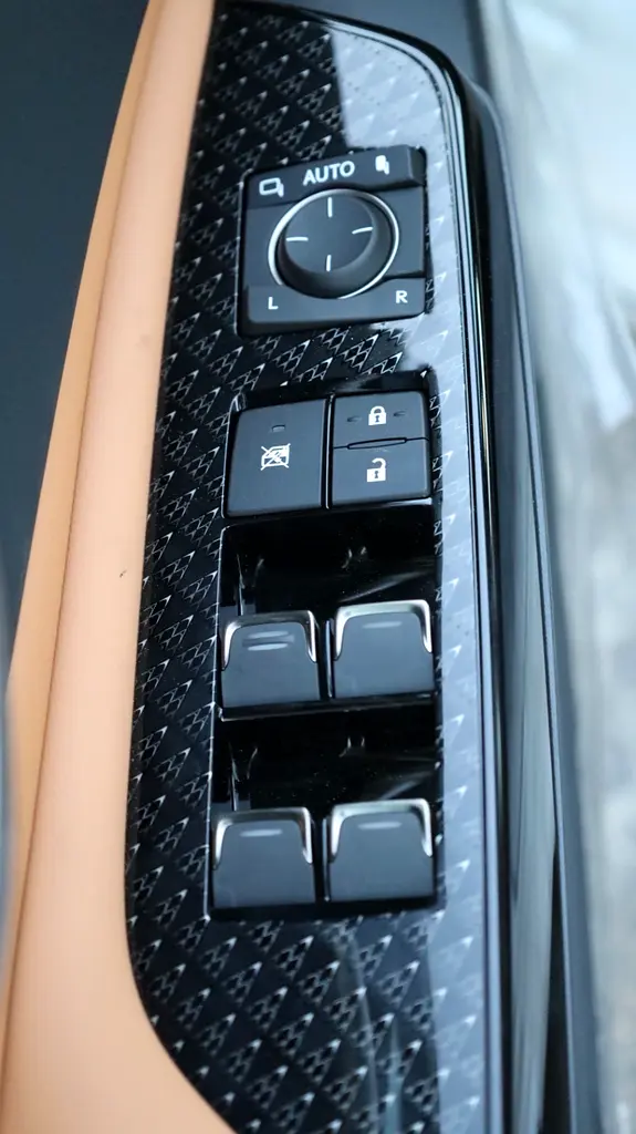 واردات Lexus ES Series 2025 از دبی — منطقه آزاد کیش و قشم — خودرو Lexus — تصویر 18
