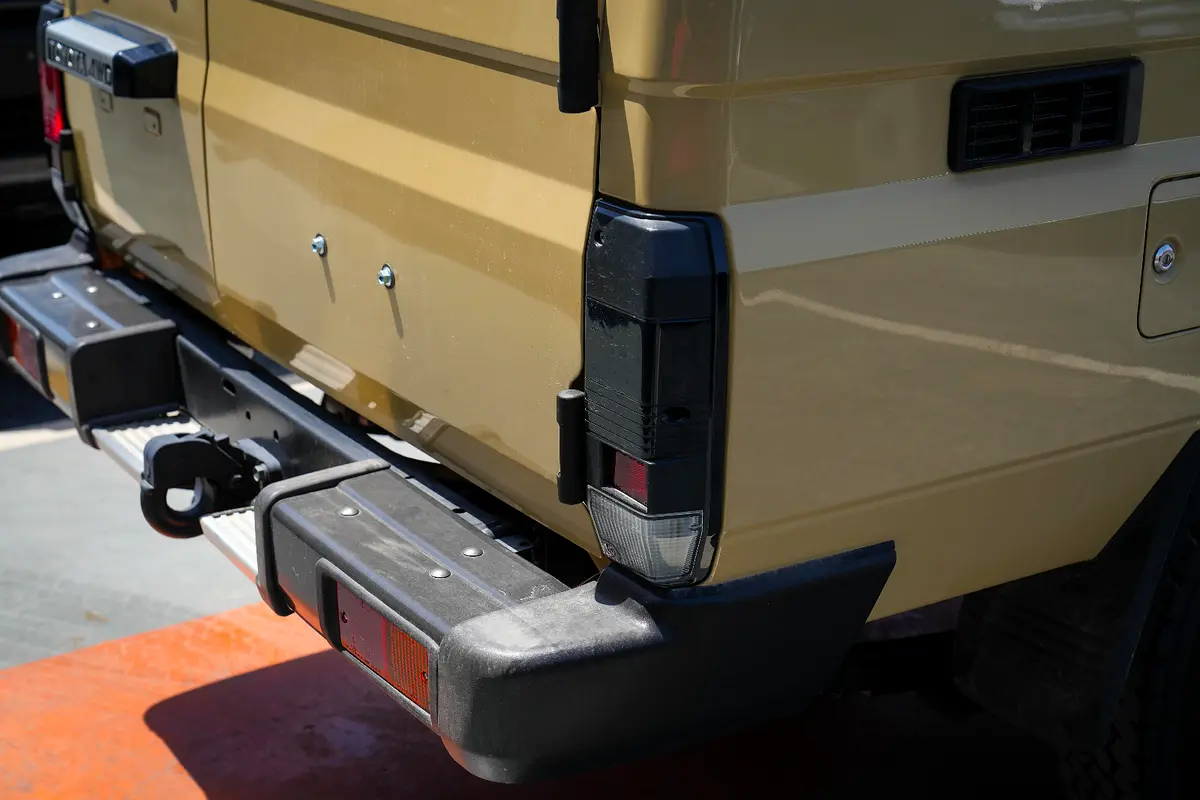 واردات Toyota Land Cruiser 70 Series 2026 از دبی — منطقه آزاد کیش و قشم — خودرو Toyota — تصویر 7