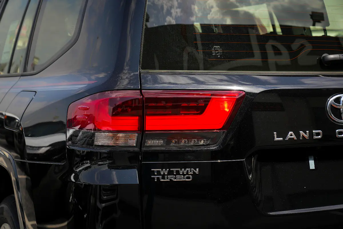 واردات Toyota Land Cruiser 2026 از دبی — منطقه آزاد کیش و قشم — خودرو Toyota — تصویر 12