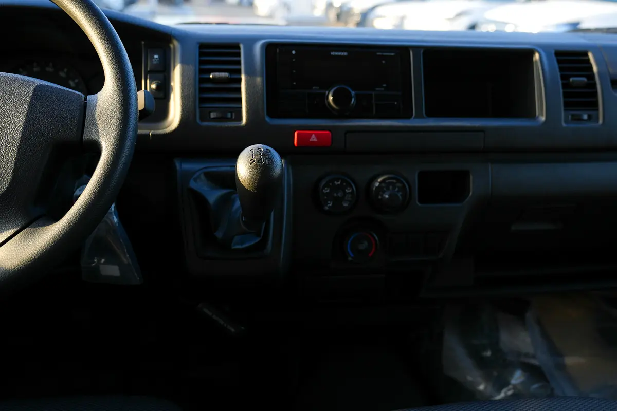 واردات Toyota Hiace 2025 از دبی — منطقه آزاد کیش و قشم — خودرو Toyota — تصویر 19