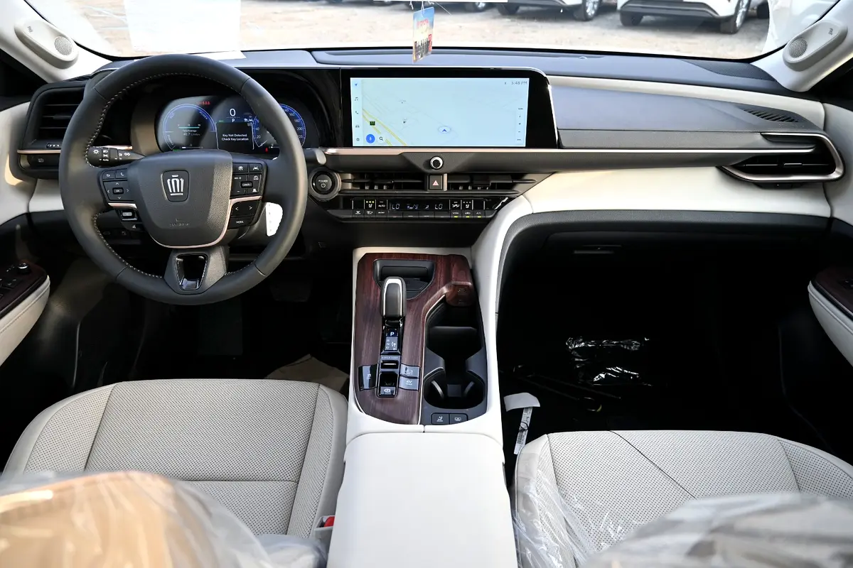 واردات Toyota Crown 2026 از دبی — منطقه آزاد کیش و قشم — خودرو Toyota — تصویر 12
