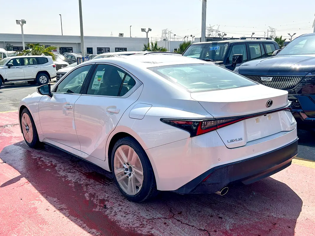 واردات Lexus IS Series 2025 از دبی — منطقه آزاد کیش و قشم — خودرو Lexus — تصویر 4