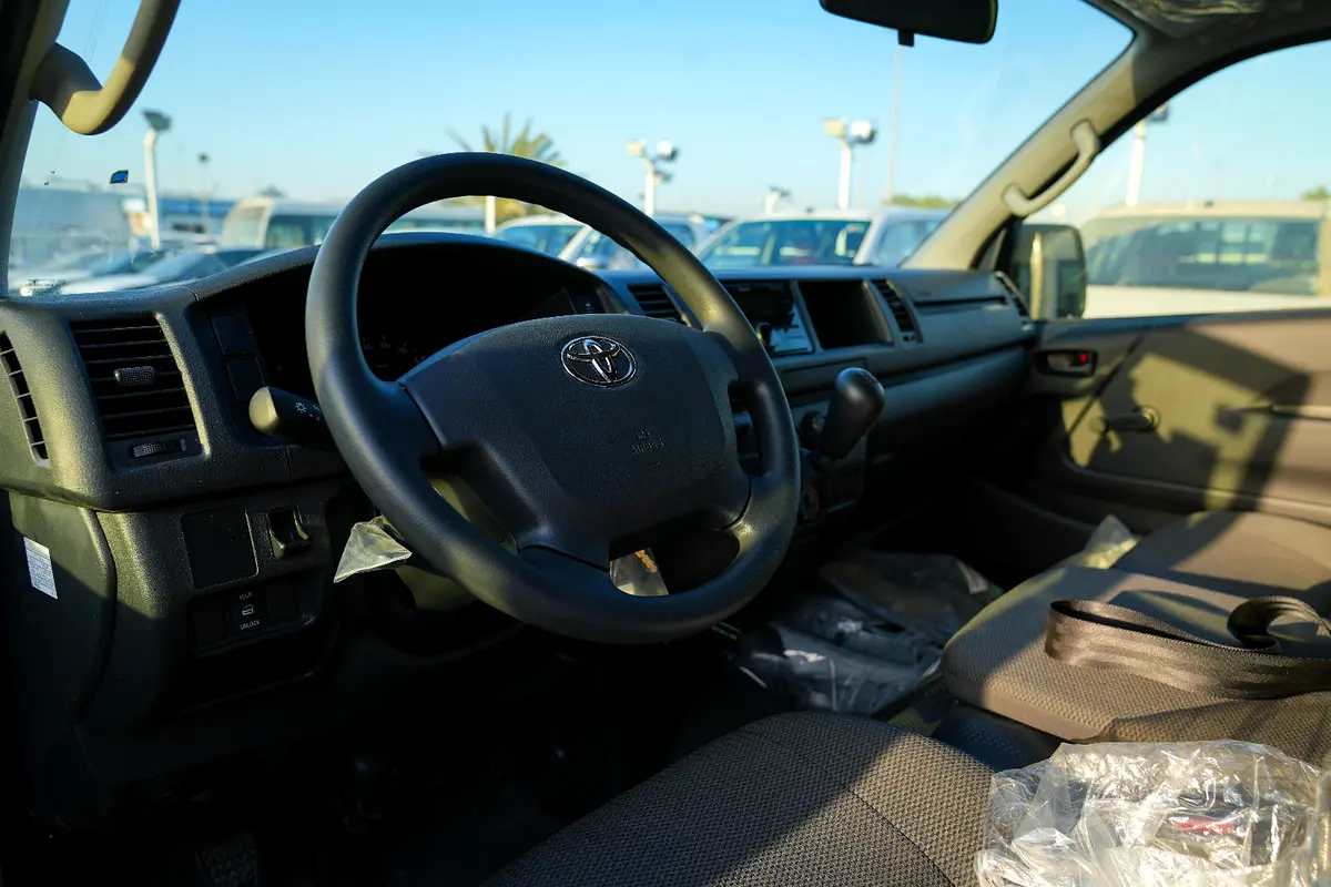 واردات Toyota Hiace 2025 از دبی — منطقه آزاد کیش و قشم — خودرو Toyota — تصویر 11