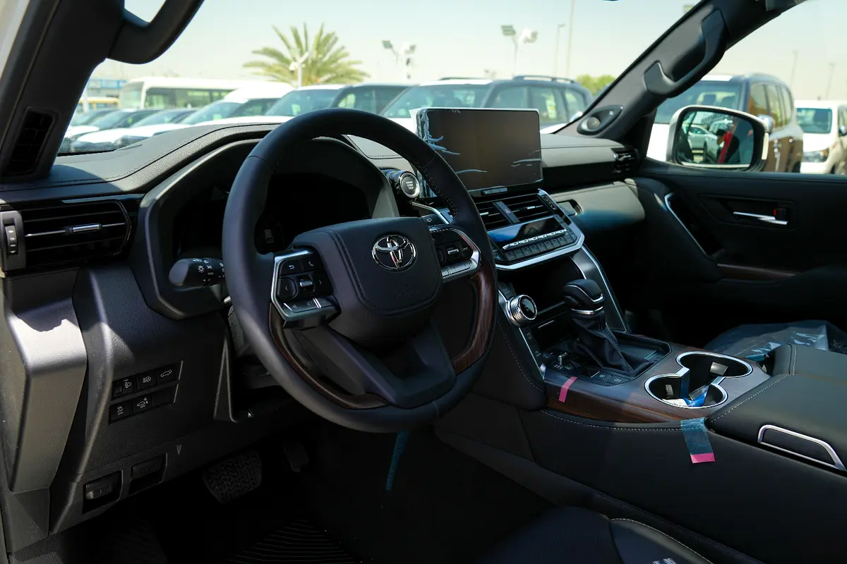 واردات Toyota Land Cruiser 2026 از دبی — منطقه آزاد کیش و قشم — خودرو Toyota — تصویر 17