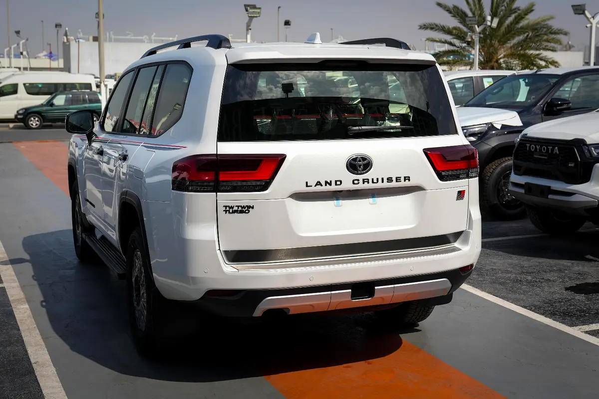 واردات Toyota Land Cruiser 2026 از دبی — منطقه آزاد کیش و قشم — خودرو Toyota — تصویر 4