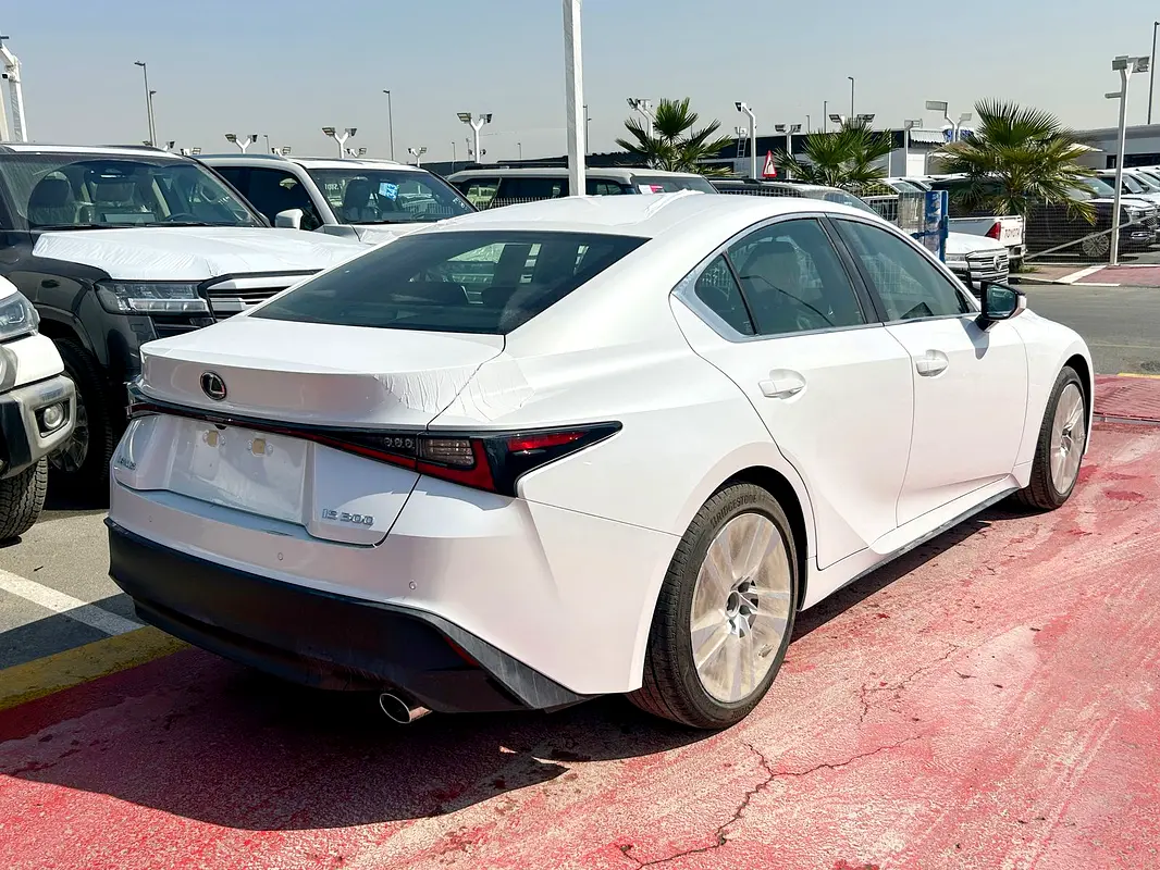 واردات Lexus IS Series 2025 از دبی — منطقه آزاد کیش و قشم — خودرو Lexus — تصویر 6