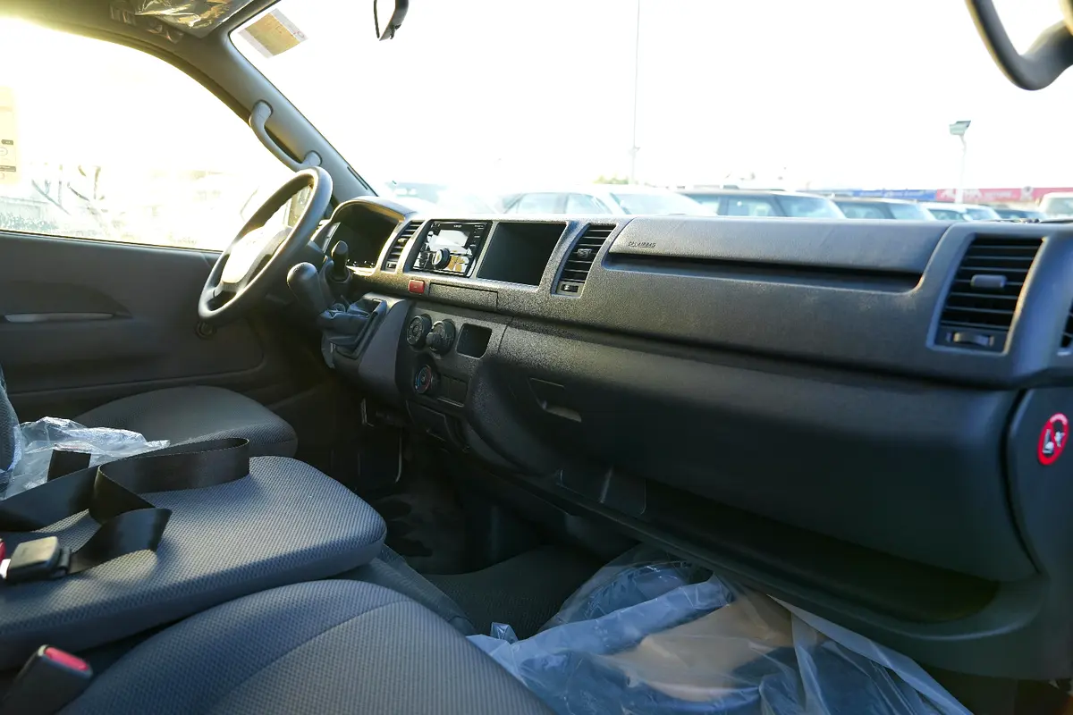 واردات Toyota Hiace 2025 از دبی — منطقه آزاد کیش و قشم — خودرو Toyota — تصویر 17