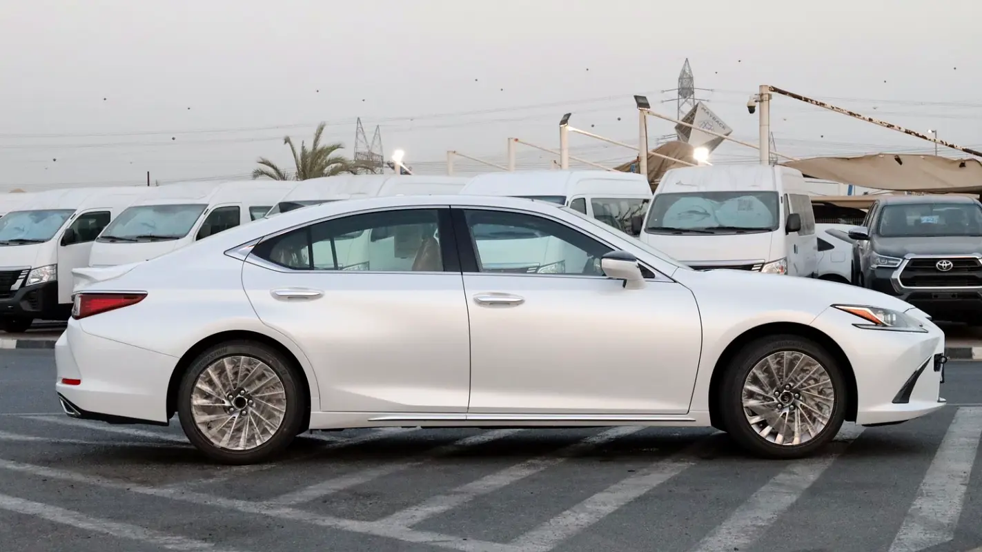 واردات Lexus ES Series 2025 از دبی — منطقه آزاد کیش و قشم — خودرو Lexus — تصویر 4