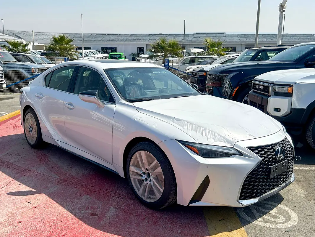 واردات Lexus IS Series 2025 از دبی — منطقه آزاد کیش و قشم — خودرو Lexus — تصویر 3